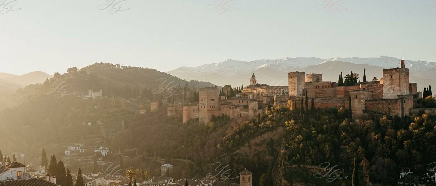Vue panoramique de l’Alhambra de Grenade au coucher du soleil