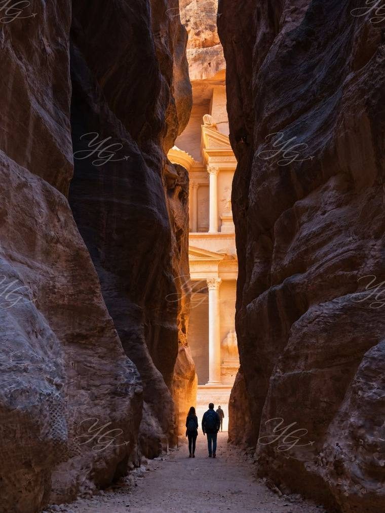 Le Siq de Pétra, couloir de roche s’ouvrant sur la façade éclairée du Trésor